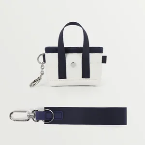 Mini borsa tote in tela portamonete con tracolla blu navy e dettagli in metallo argento