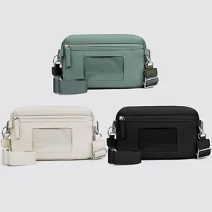 Détail du sac bandoulière en nylon avec fente pour carte et fermetures éclair métalliques