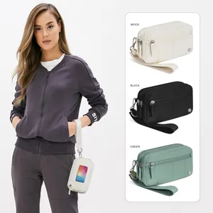 Détails d'une pochette en nylon imperméable avec fente transparente pour carte