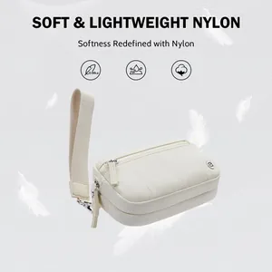 Détail de la pochette bracelet en nylon crème léger avec texture souple et poids de 0,56 LB