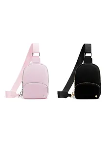 Dettaglio di borse a tracolla in nylon rosa e nero con trama impermeabile e cerniere in metallo