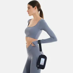 Détail du poignet en nylon imperméable avec fenêtre d'identification et mousqueton