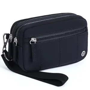Détail d'une pochette noire en nylon imperméable avec triple fermeture éclair et logo