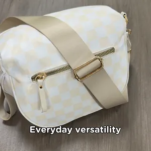 Beige Umhängetasche aus Nylon mit Karomuster, Goldreißverschlüssen und breitem Gurt