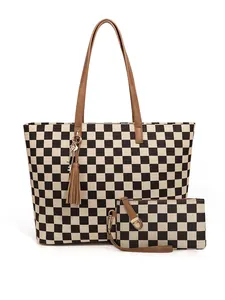 Ensemble sac cabas à carreaux et pochette avec anses marron et breloque métallique dorée