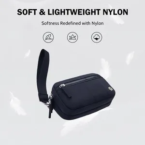 Gros plan d'une pochette légère en nylon bleu marine avec logo et fermeture éclair