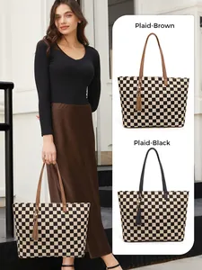 Détail de sacs fourre-tout à damier marron et noir avec poignées en cuir et pompon décoratif