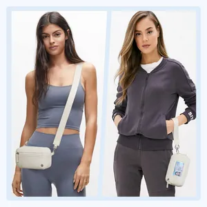 Détail du sac en nylon blanc cassé montrant la bandoulière et la fenêtre transparente