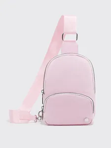 Dettaglio della borsa a tracolla in nylon rosa chiaro con fibbie in metallo argento