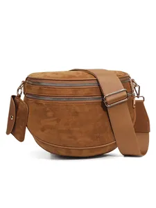 Detail der karamellfarbenen Wildleder-Satteltasche mit Doppelreißverschluss und Minibeutel