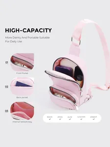 Dettaglio del marsupio in nylon rosa con tasche multiple e scomparti per l'organizzazione