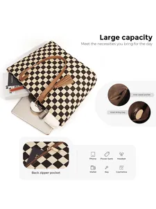 Détail de l'intérieur du cabas à carreaux avec compartiments et poche pour tablette