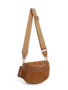 Detailansicht der braunen Wildleder-Muscheltasche mit Doppelreißverschlüssen und Münzfach