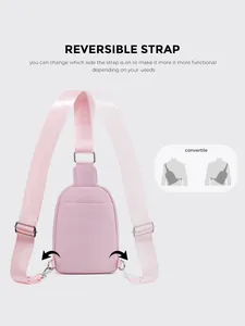 Dettaglio della borsa a tracolla in nylon rosa con cinturino regolabile e tasca posteriore