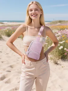 Marsupio in nylon rosa indossato da una modella su sfondo di spiaggia e fiori