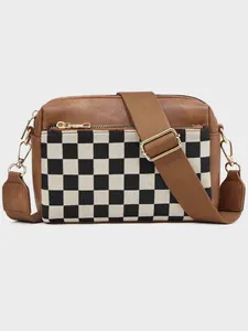 Vue détaillée du sac bandoulière à damier marron avec sangle réglable et fermeture éclair dorée