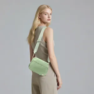 Detailansicht der hellgrünen Nylon-Umhängetasche mit verstellbarem Riemen und Gold-Hardware