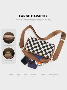 Détail du sac en damier montrant l'intérieur spacieux avec poche zippée et fente