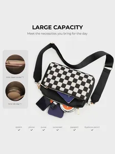 Détails de l'intérieur du sac à damier avec poches zippées et grand compartiment