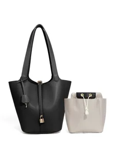 Dettaglio borsa a secchiello in pelle nera con sacchetto interno in tela beige