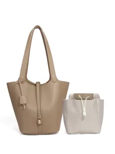 Macro di borsa a secchiello in pelle albicocca con inserto interno in tela beige