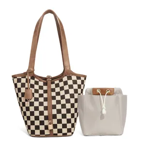 Set borsa tote a scacchi marrone con pochette a coulisse e dettaglio lucchetto dorato