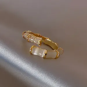 Goldener Bambusring mit elegantem weißem Katzenaugenstein und Zirkonia-Verzierung