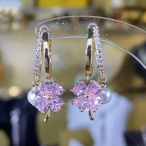 Orecchini a trifoglio in zircone rosa e perla con ago in argento s925 e gancio