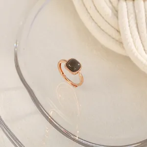 Anello aperto minimalista in oro rosa con gemma quadrata grigia e dettaglio con perline