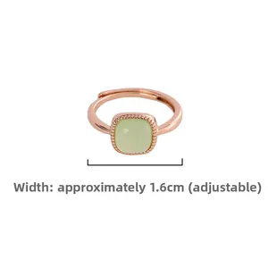 Anello minimalista con pietra di giada quadrata, bordo perlato in oro rosa e fascia regolabile