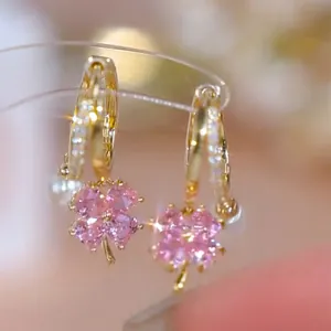Eleganti Orecchini a Lobo con Quadrifoglio di Zirconia e Perla Artificial Perno in Argento Sterling 925 Placcato Oro Gioielli Floreali per Donna