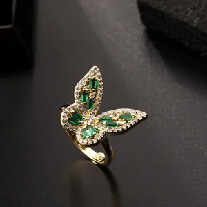 Bague papillon dorée avec pierres vertes et zircons blancs étincelants