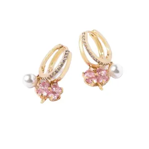 Orecchini a quadrifoglio con zirconi rosa e perle in finitura dorata con ago in argento S925