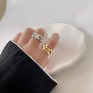 Detailansicht der unregelmäßigen Hammerschlag-Struktur auf vergoldeten und versilberten Ringen