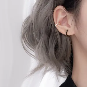 Ensemble manchette d'oreille Mobius et créole noire pour oreilles non percées