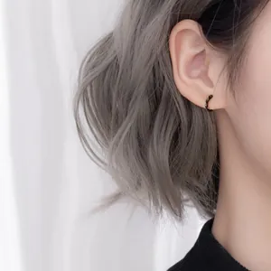 Manchette d'oreille Mobius torsadée noire minimaliste pour oreilles non percées, fini lisse