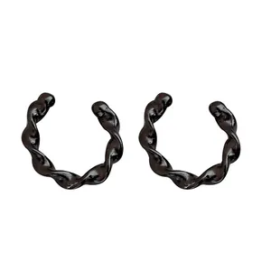 Bagues d'oreilles Mobius noires sans perçage avec un design torsadé minimaliste élégant