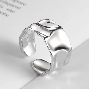 Unregelmäßiger S925 Sterlingsilber Ring mit minimalistischem Wellenmuster-Design