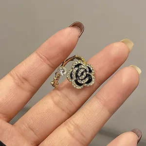 Anello aperto fiore di camelia lusso con micro-pavé di cristalli e oro vintage
