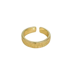 Minimalistischer verstellbarer Goldring mit vertikalem Strukturmuster und offenem Band