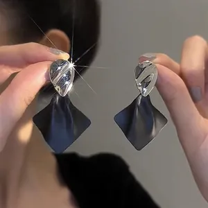 Orecchini a rombo stile francese con trama plissettata nera e accenti metallici argentati