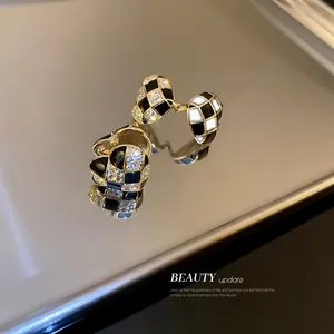 Vintage Heart Shape Checkerboard Enamel Huggie Earrings For Women Copper Gold Plated Zirconia Fashion Light Luxury Ear Buckle Jewelry