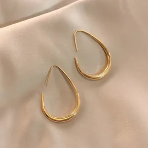 Gepolijste gouden eivormige druppeloorbellen met een minimalistisch geometrisch U-haakje