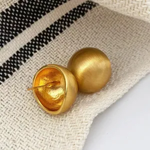Orecchini a sfera in oro retrò con finitura in metallo spazzolato in stile minimal