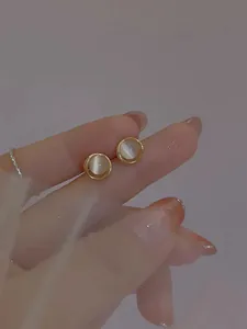 Detailaufnahme von S925 Silber Katzenauge-Ohrsteckern mit doppeltem Gold-Metallring-Design