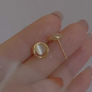 Minimalistische S925 Silber Katzenauge-Ohrstecker in elegantem goldenem geometrischem Design