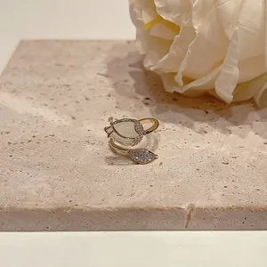 Dettaglio anello tulipano placcato oro con pietra opale e micro cristalli incastonati