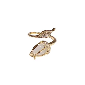 Anello a tulipano regolabile placcato oro con petali in opale e foglie in zircone