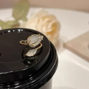 Anello tulipano dorato con opale e micro-incastonatura, elegante stile francese