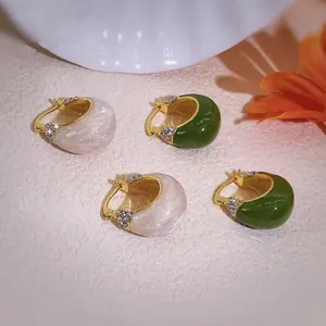 Orecchini a cerchio vintage in smalto verde e bianco perla con placcatura in oro e zirconi
